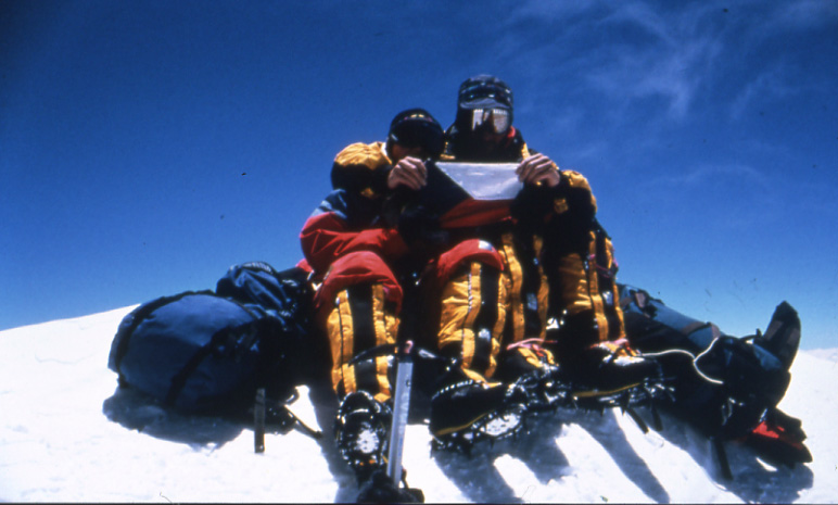 Soňa a Šimon na vrcholu Makalu 1998